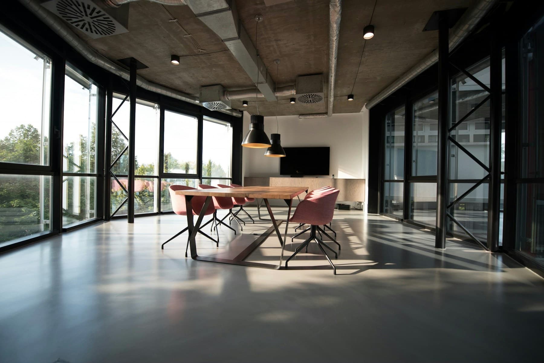 Espacio de trabajo abierto con luz natural y vegetación
